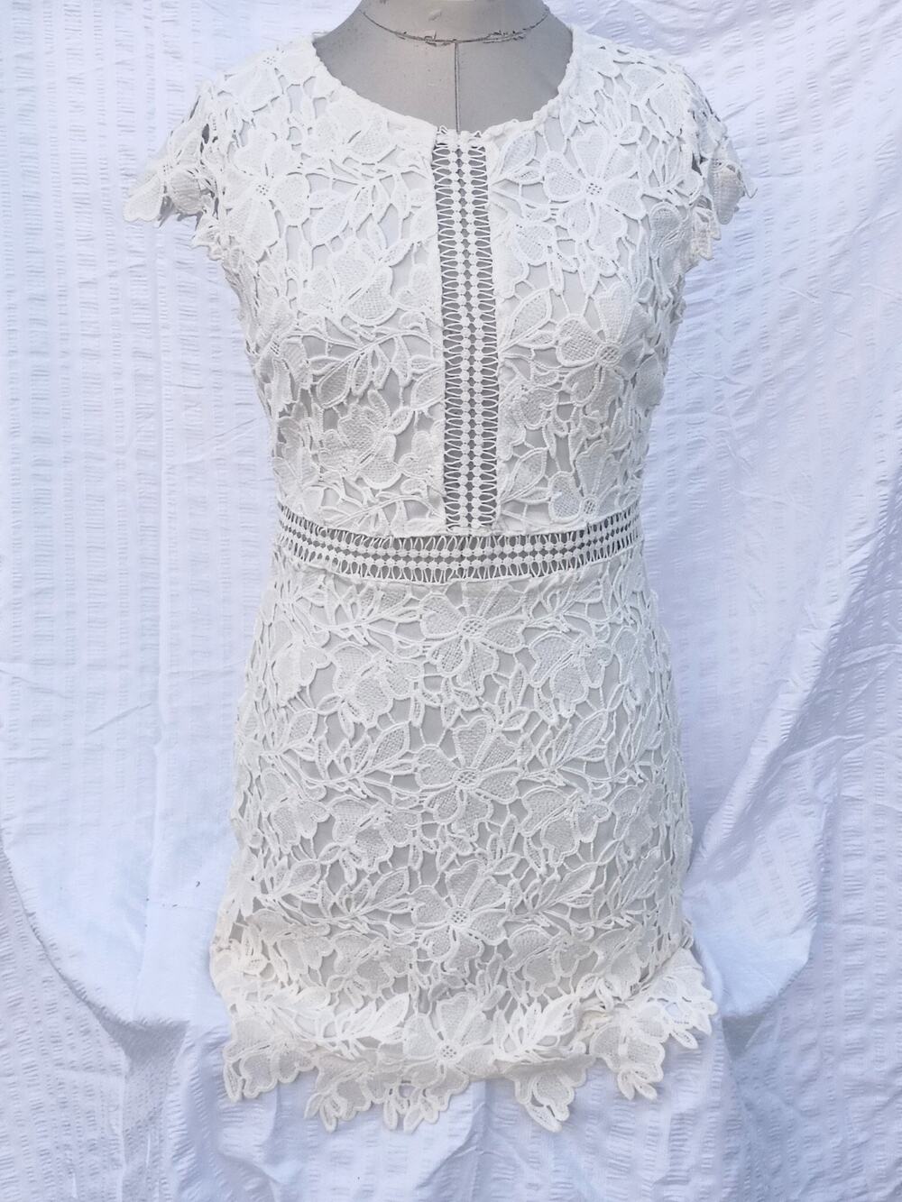 Main Strip Detailed Laced Entricate Dress Free Hanging Pattern On Hem & Sleeves
